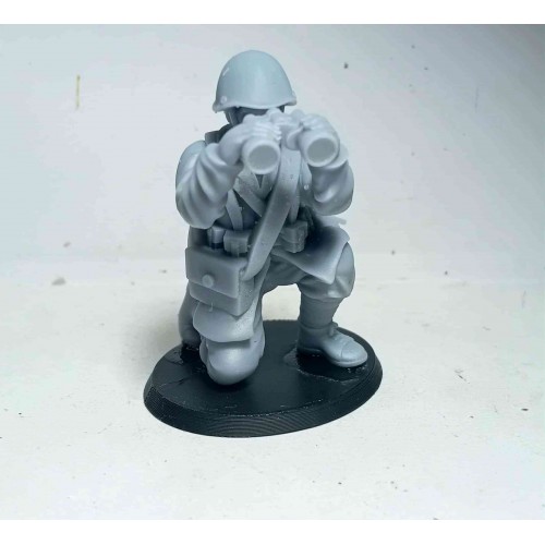 1/32 Greek Soldier with pair of binoculars WWII